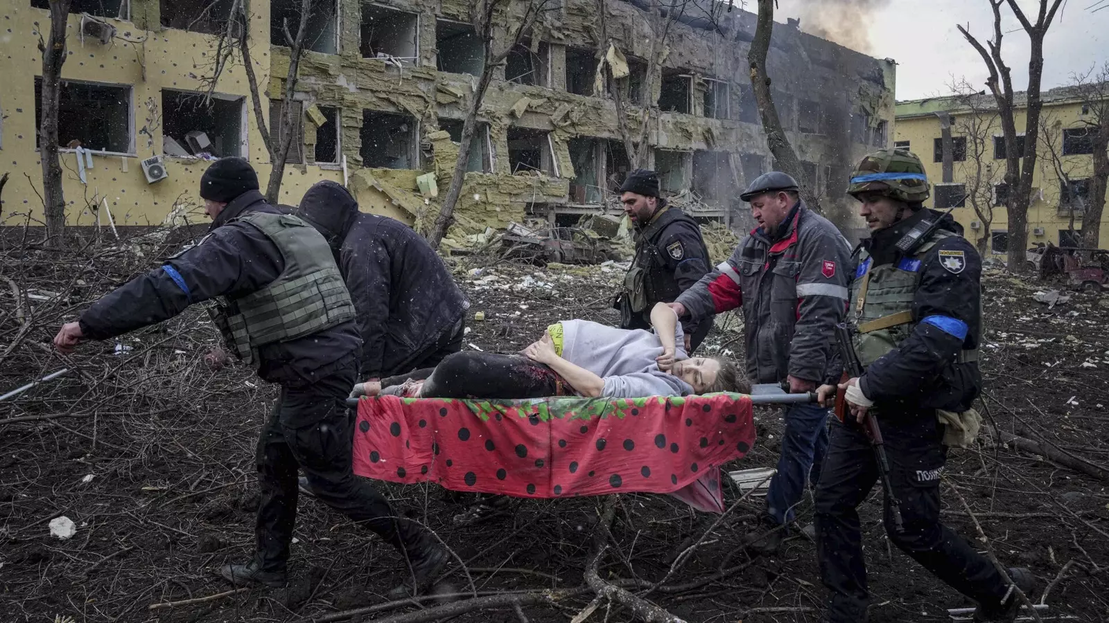 Una mujer embarazada que fue herida en el bombardeo a la maternidad de Mariúpol ha perdido la vida, junto a su bebé. AP Photo / Evgeniy Maloletka