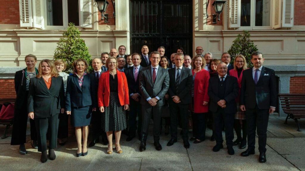 Alberto Núñez Feijóo con emabajdores de la UE en la Embajada de Suecia en Madrid
