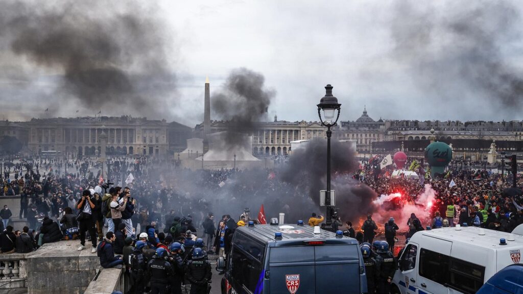 Caos en el centro de París: los franceses estallan contra el 'decretazo' de las pensiones de Macron
