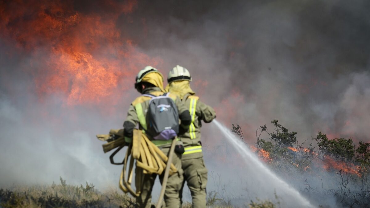 Efectivos de la Xunta trabajan para extinguir las llamas en un incendio forestal, en Baleira (Lugo)