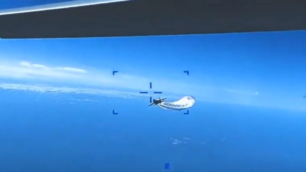 Estados Unidos publica imágenes del incidente de su dron con el avión ruso en el Mar Negro