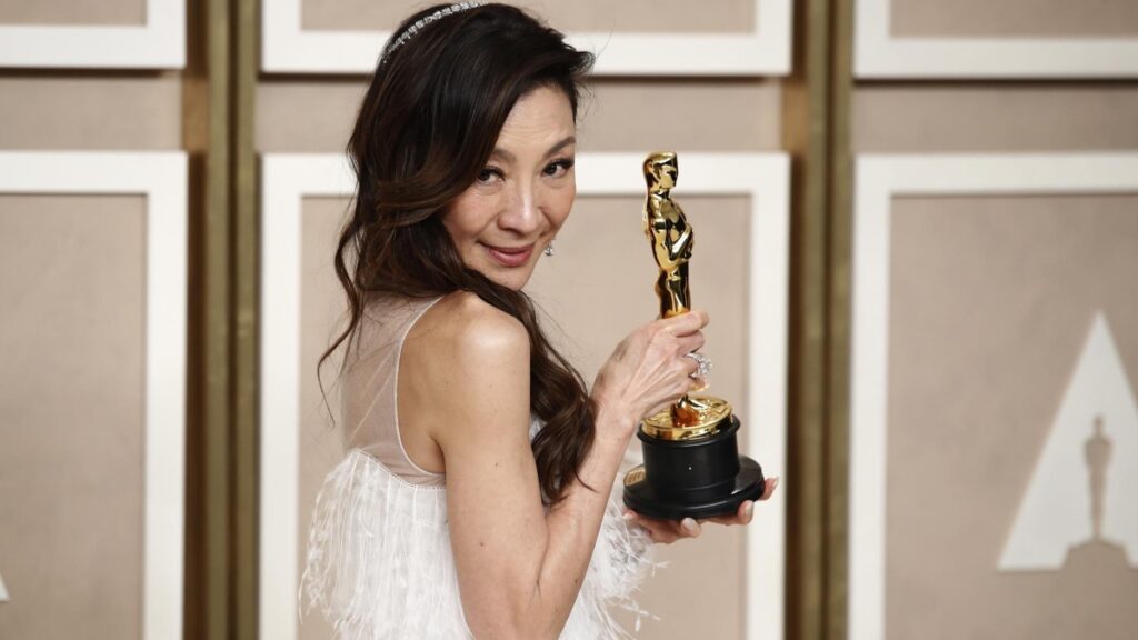 Michelle Yeoh, ganadora de los premios Oscar como mejor actriz por 'Todo a la vez en todas partes'