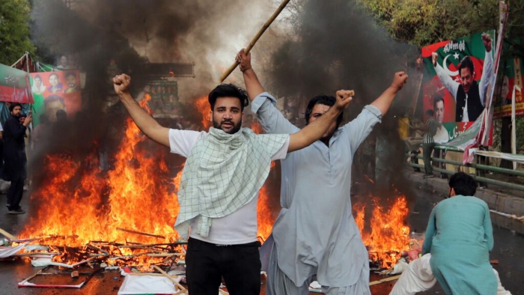 Varios heridos durante las protestas en Pakistán por el intento de arresto del ex primer ministro Imran Khan