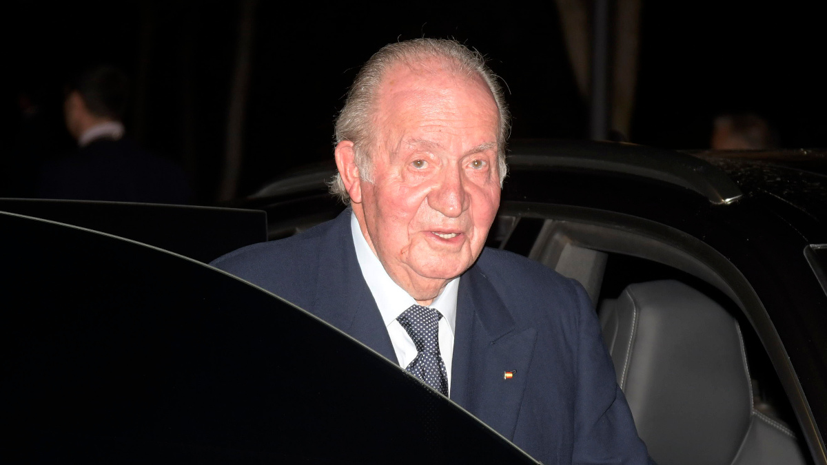Juan Carlos I acude al campo del Chelsea a ver al Madrid después de comer con Carlos III