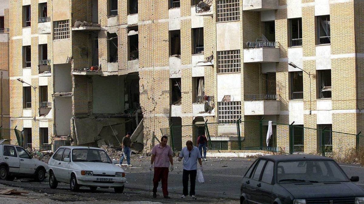 Imagen del atentado de la casa cuartel de Santa Pola, perpetrado por ETA en verano de 2002.