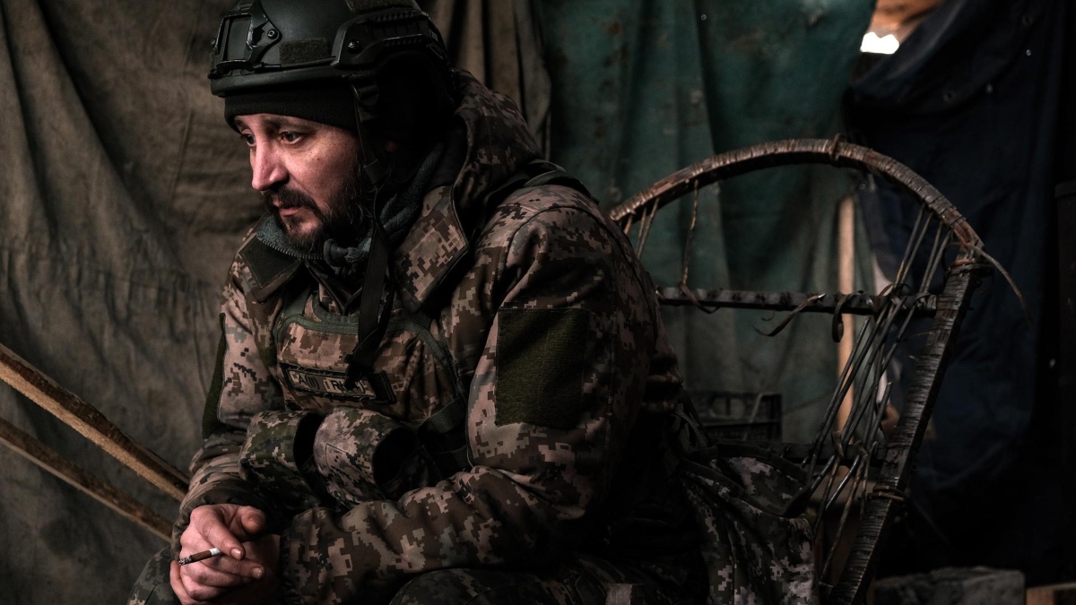 Un soldado ucraniano relevado de su posición en primera línea fuma un cigarrillo mientras descansa en un área subterránea cerca de Vuhledar.