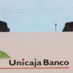 El presidente de Unicaja Banco, Manuel Azuaga, y el consejero delegado en funciones, Manuel Menéndez
