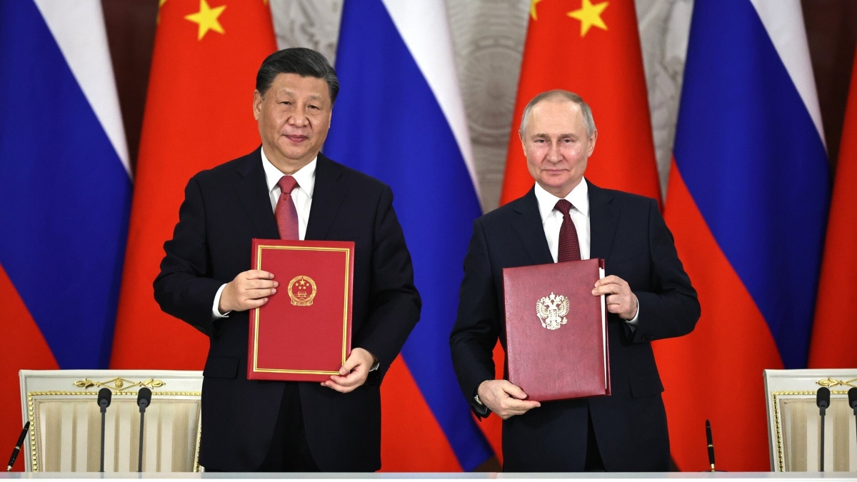 El presidente ruso, Vladimir Putin (derecha), y el presidente chino, Xi Jinping, posan para una foto durante una ceremonia de firma después de su reunión en el Kremlin.