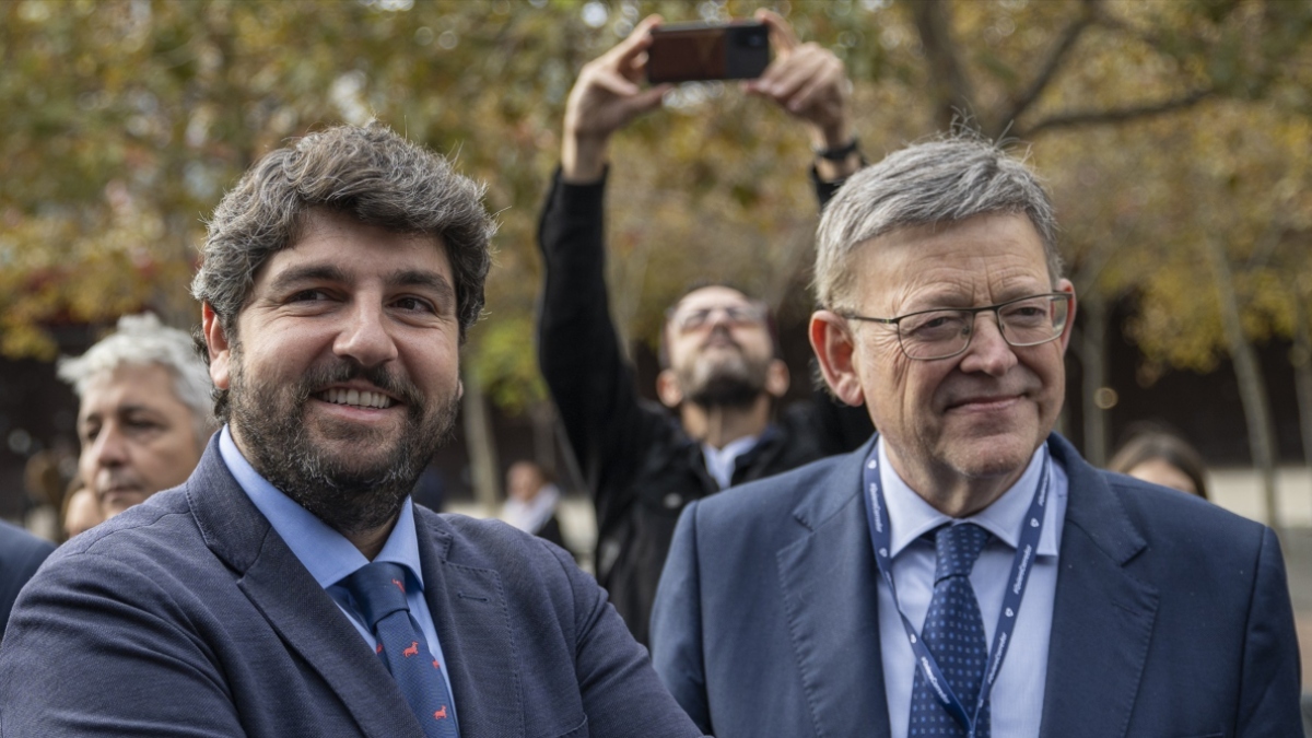 El presidente de la Generalitat Valenciana, Ximo Puig (d), y el presidente de la Región de Murcia, Fernando López Miras (i)