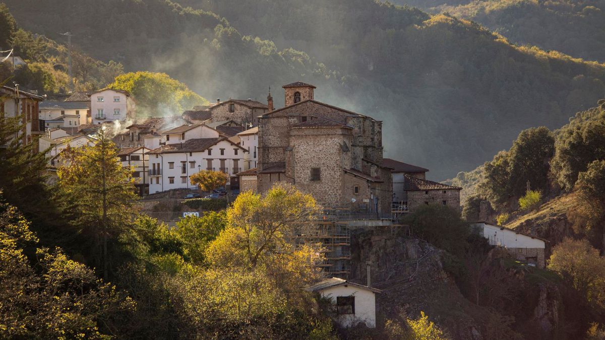 El pueblo riojano de Ortigosa de Cameros con su color otoñal y donde se puede apreciar el humo de sus chimeneas, con el descenso de las temperaturas. Uno de los pueblos de España más bonitos.