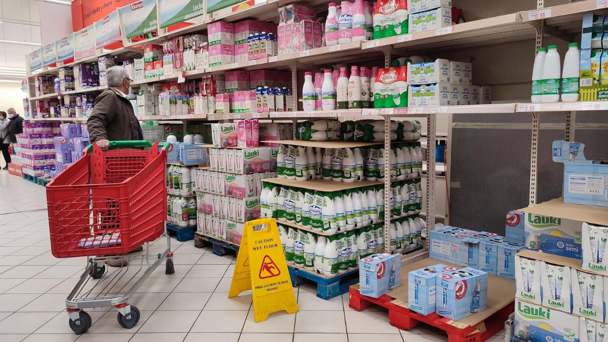 Interior de un hipermercado de Carrefour