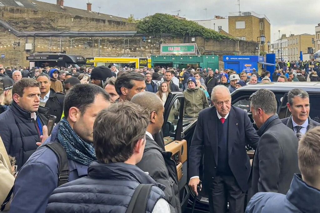 El rey Juan Carlos I llega a Stamford Bridge, el estadio del Chelsea