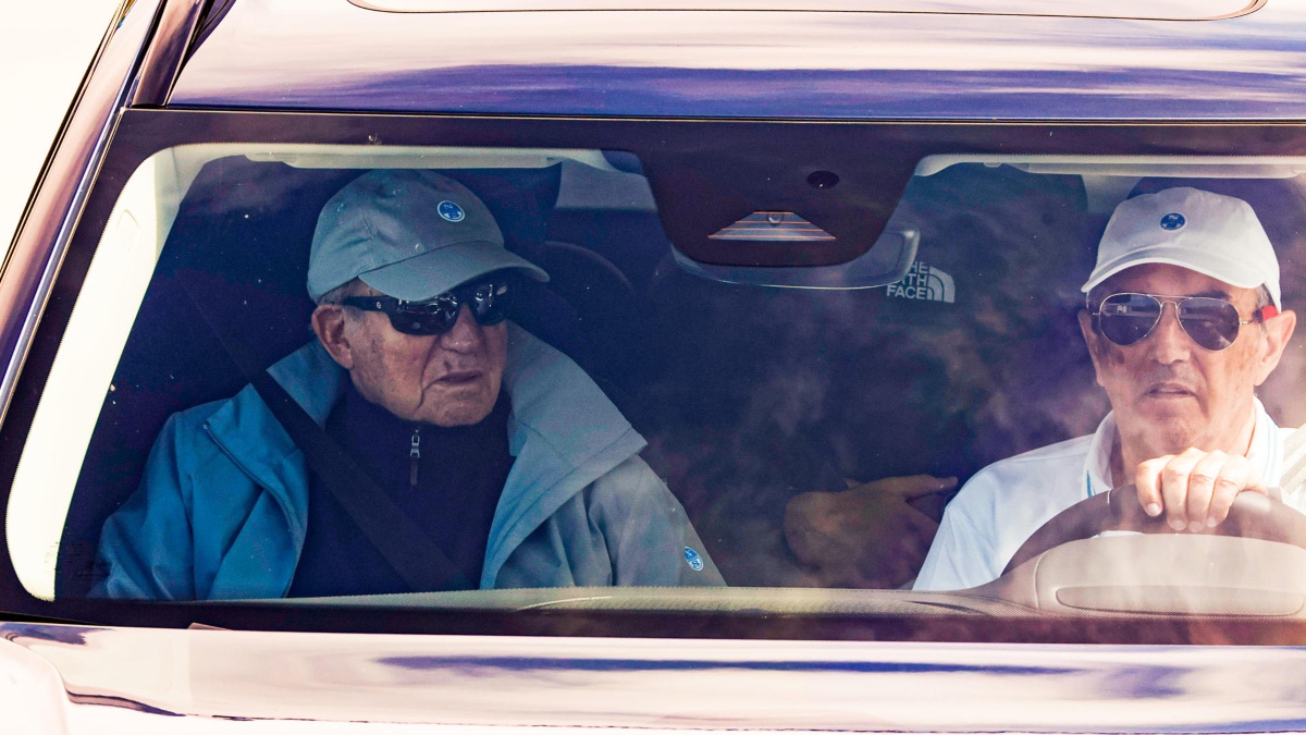 El rey emérito Juan Carlos I, en el vehículo que conduce su amigo Pedro Campos (d), a su salida del