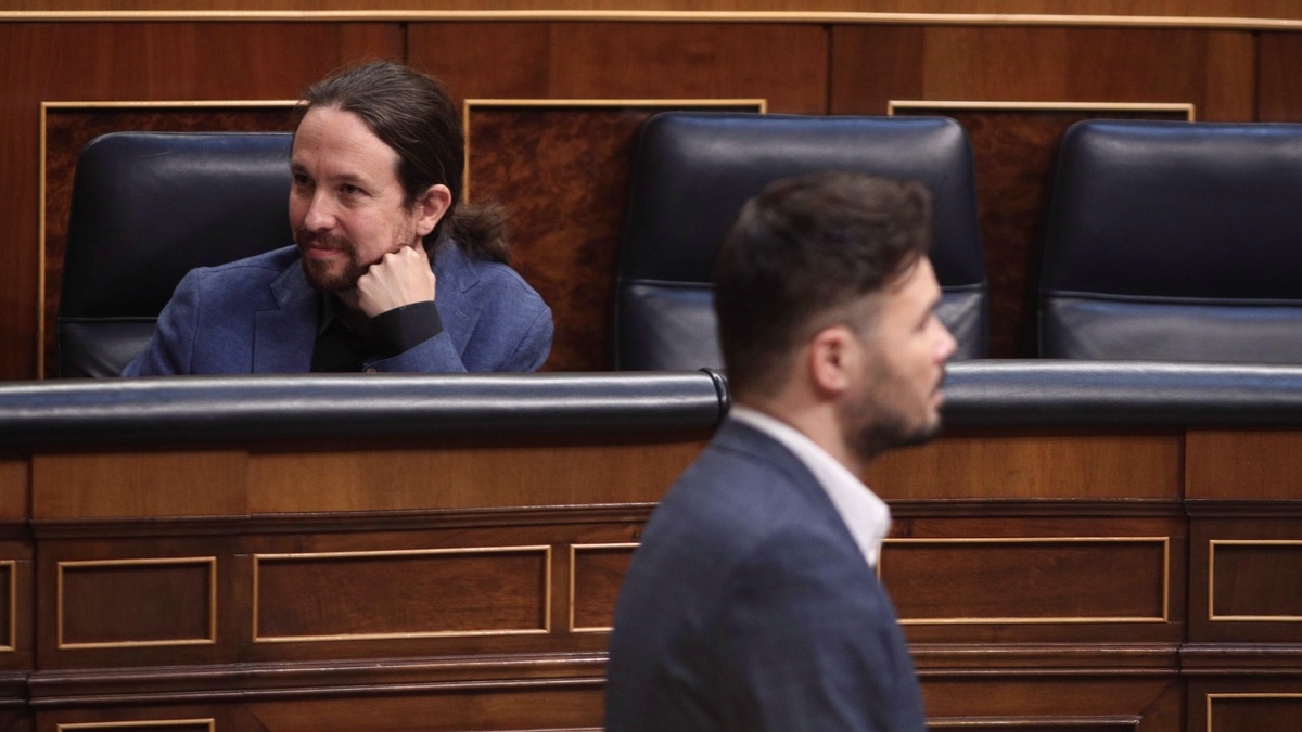 El portavoz de ERC en la Cámara Baja, Gabriel Rufián, pasa delante de Pablo Iglesias en el Congreso, en una imagen de archivo.