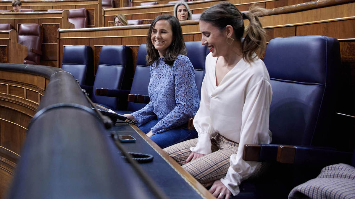 La líder de Podemos y ministra de Derechos Sociales, Ione Belarra (i), y la ministra de Igualdad, Irene Montero, en el Congreso, en una imagen de archivo.