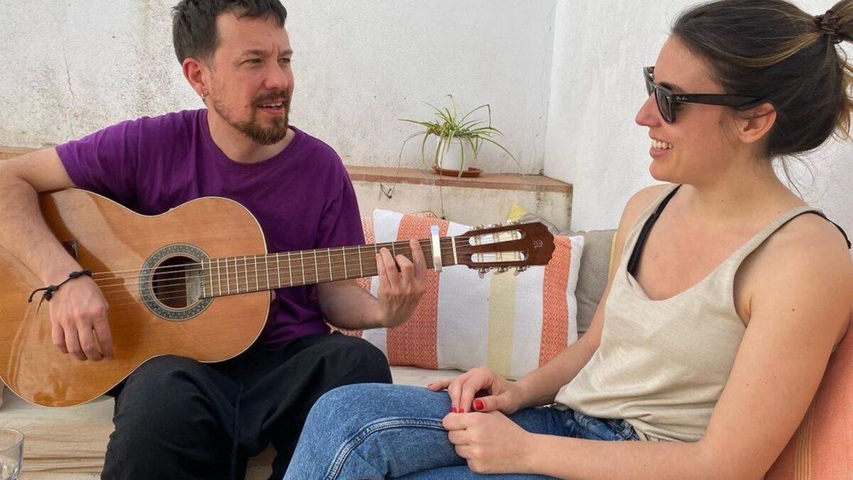 Pablo Iglesias tocando la guitarra junto a Irene Montero
