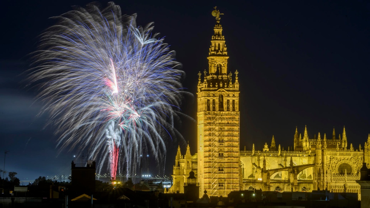 La Catedral de Sevilla se ilumina con el espectáculo de fuegos artificiales que cierra la Feria de Abril