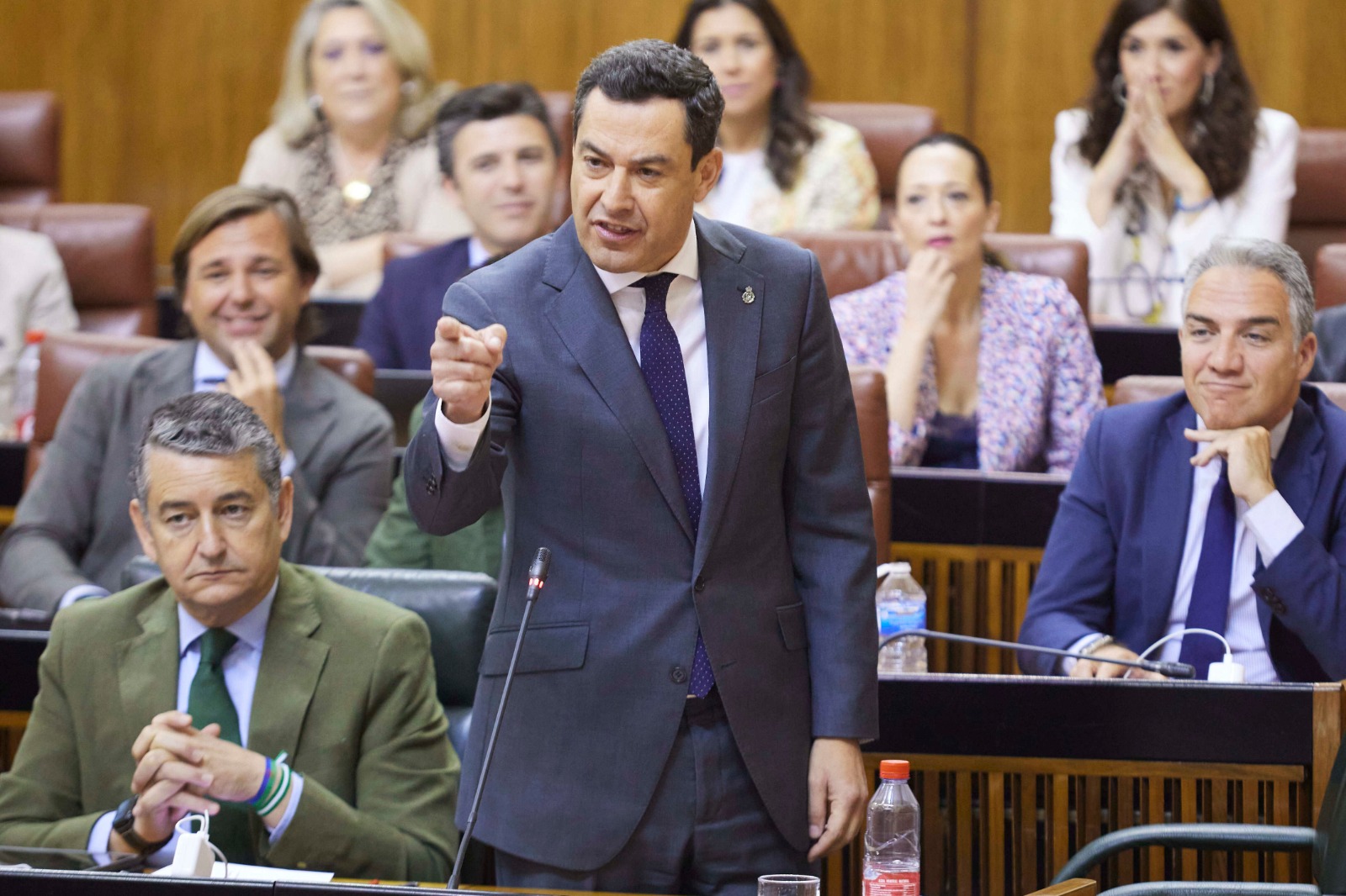El presidente de la Junta de Andalucía, Juanma Moreno, se dirige ala bancada del PSOE este jueves durante la sesión de control en el Parlamento. Foto/ Europa Press