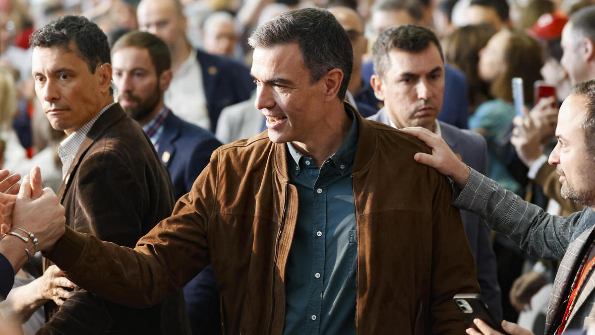 Pedro Sánchez lanza a sus alcaldes al 28-M y el PSOE los frena: 