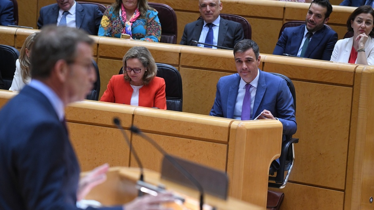 La vicepresidenta primera, Nadia Calviño, y el presidente del Gobierno, Pedro Sánchez, observan al líder del PP, en el Senado.