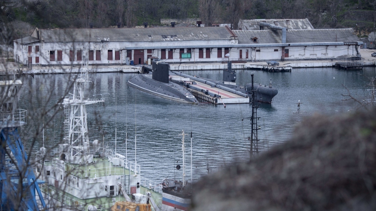 Buques de guerra y submarinos rusos en Sebastopol, Crimea, Ucrania