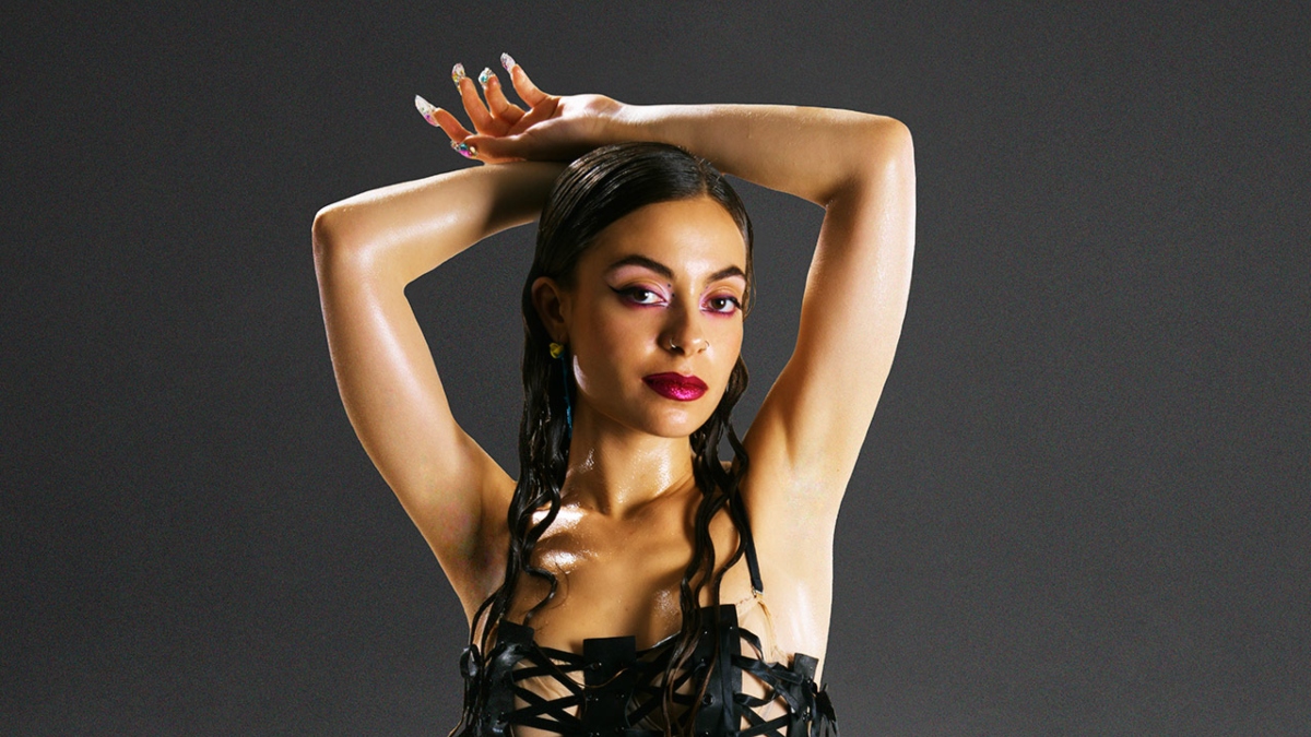 Sila Lua en una de las imágenes oficiales de Rompe, su álbum debut