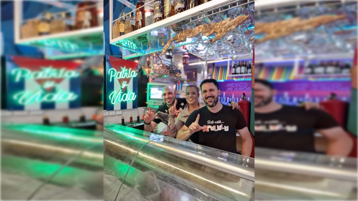 El dueño del restaurante cubano de Lavapiés junto a sus empleados