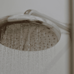 ¿Cuánta agua se gasta en una ducha? Los consejos de la OCU para ahorrar