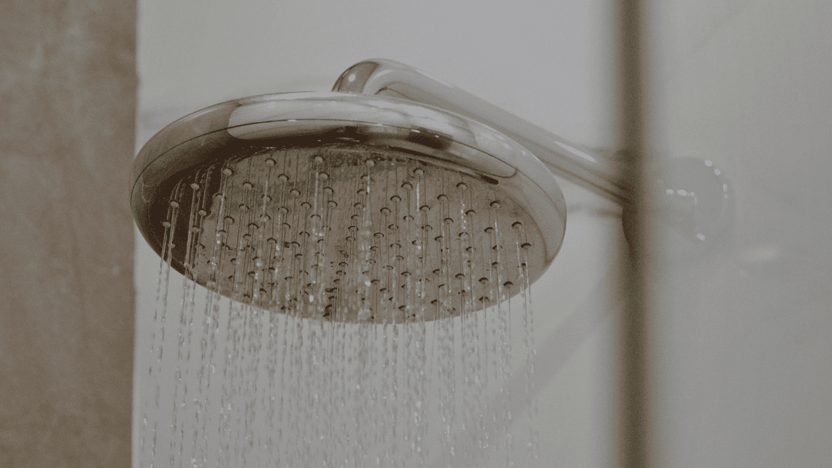 ¿Cuánta agua se gasta en una ducha? Los consejos de la OCU para ahorrar