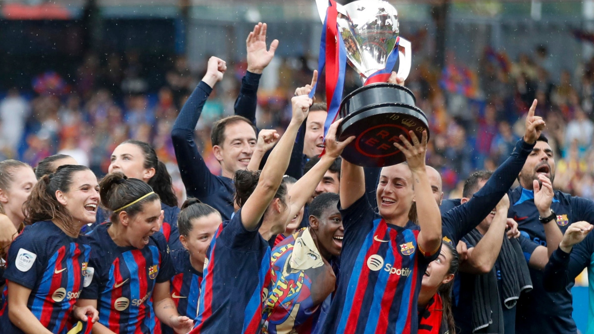 Imagen de Alexia Putellas levantando el trofeo de la Liga