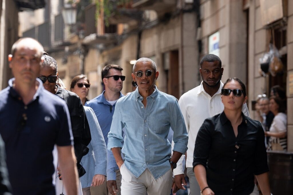 El ex presidente de Estados Unidos, Barack Obama pasea por las calles de Barcelona