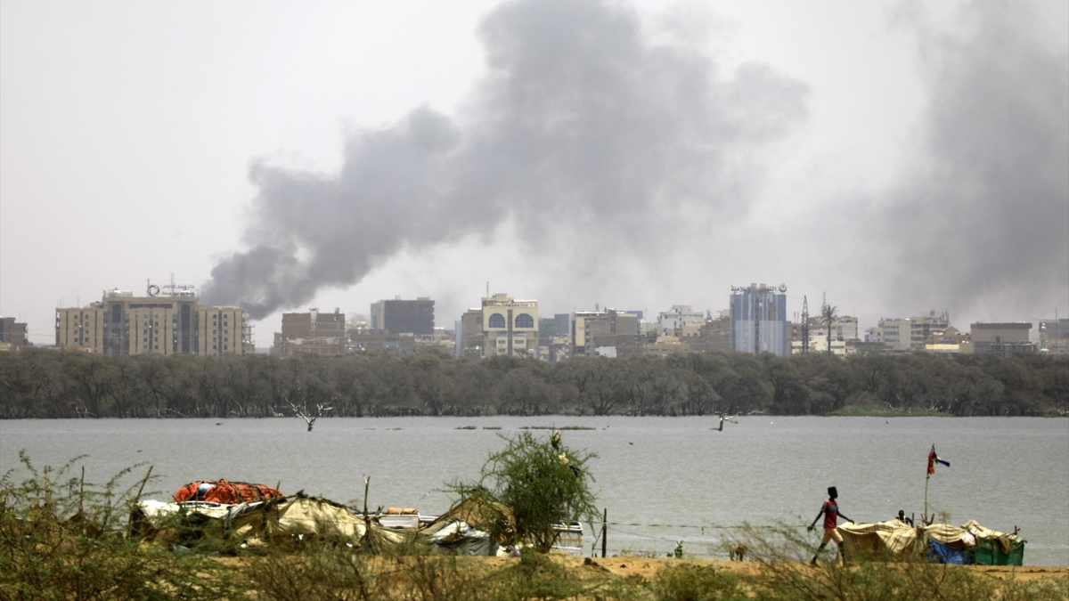 Columnas de humo en Jartum por los enfrentamientos entre el Ejército y las Fuerzas de Apoyo Rápido (FAR)