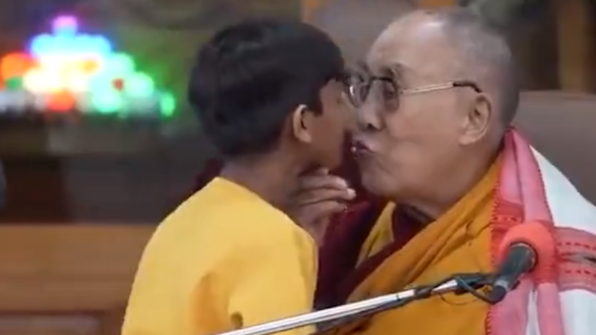 Captura de pantalla del polémico vídeo del dalái lama