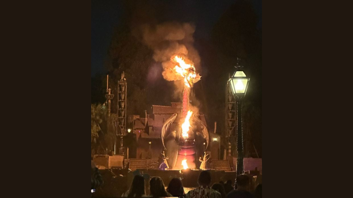 Graban cómo el dragón de Maléfica arde por accidente durante un espectáculo en Disneyland