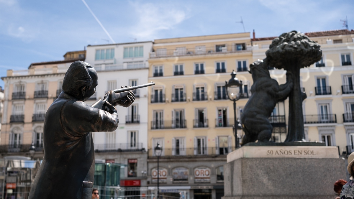 Escultura de Juan Carlos I apuntando con una escopeta a la estatua del Oso y el Madroño