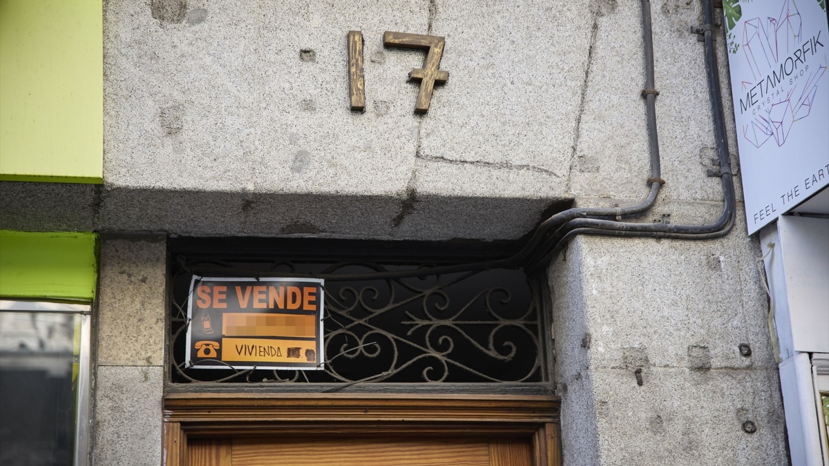 Cartel de una vivienda en venta en el escaparate en el barrio de Almagro, a 12 de marzo de 2023