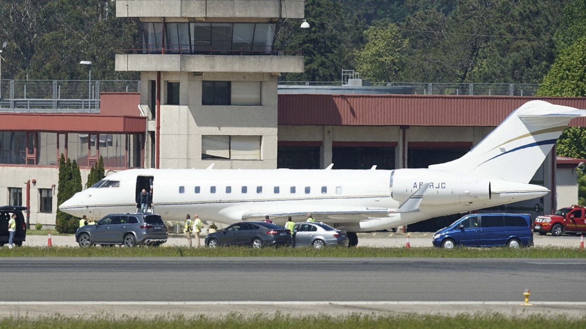El rey emérito Juan Carlos I baja del avión a su llegada al Aeropuerto Internacional de Vigo-Peinador