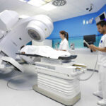 Dos sanitarios preparan una sesión de radioterapia en el Hospital Regional