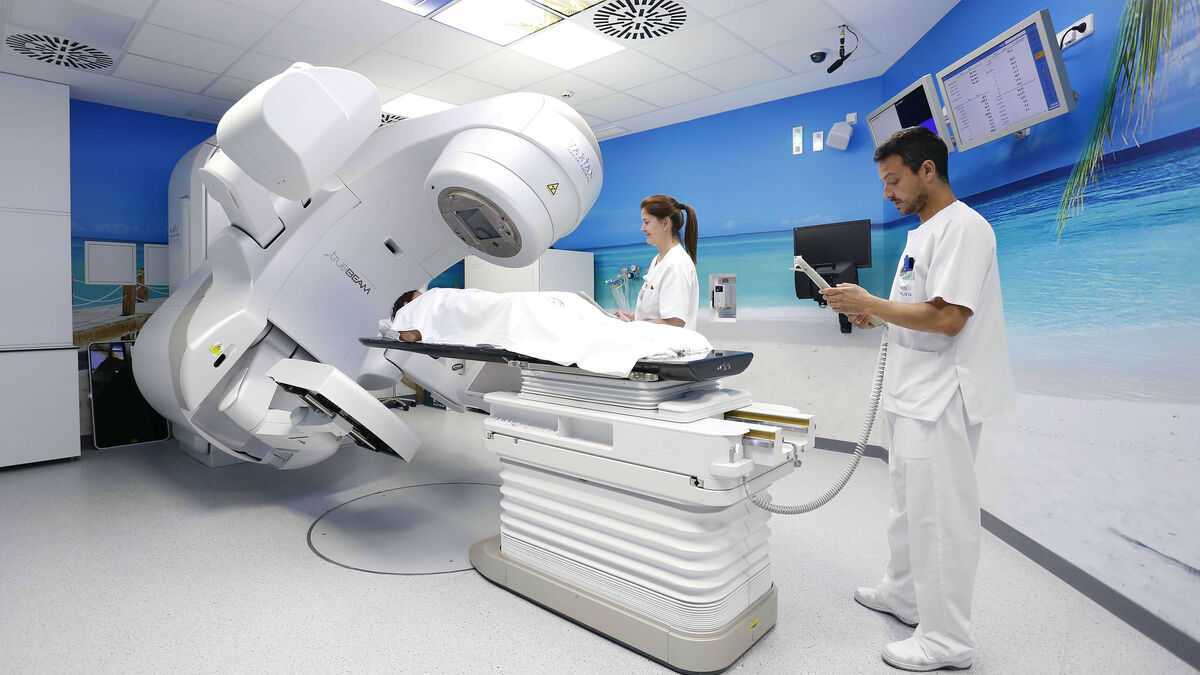 Dos sanitarios preparan una sesión de radioterapia en el Hospital Regional