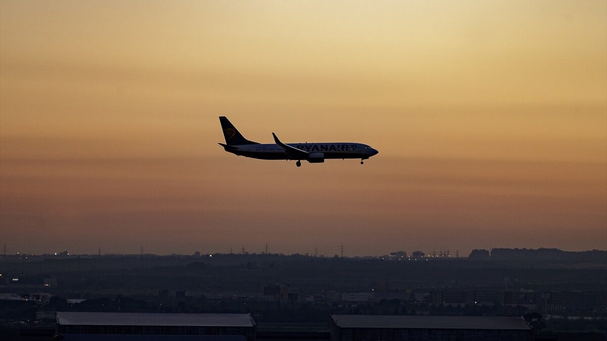Volar de Barcelona a Londres será 18 euros más caro porque el cliente pagará la contaminación