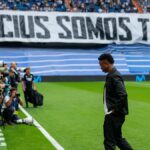 Vinícius durante la muestra de apoyo del Bernabéu por el episodio de racismo sufrido en Mestalla