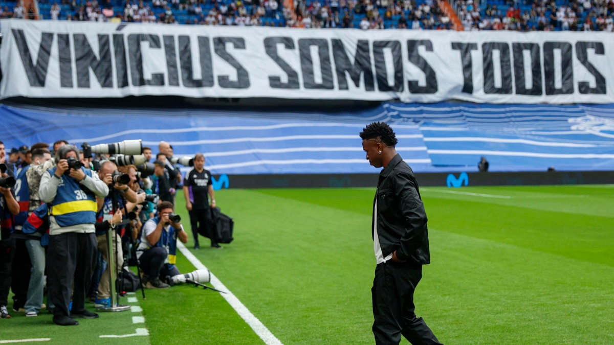 Vinícius durante la muestra de apoyo del Bernabéu por el episodio de racismo sufrido en Mestalla