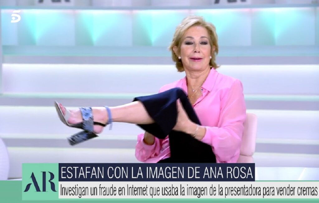 Ana Rosa Quintana señala que no tiene problemas de articulaciones y muestra y mueve su pierna para demostrarlo