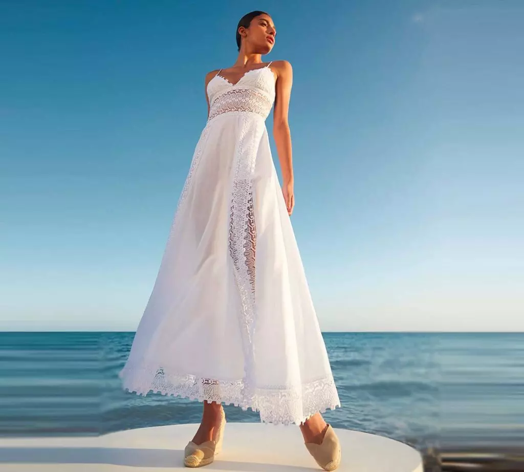Siete vestidos blancos para combinar con alpargatas y sandalias planas (y  empezar a soñar con el verano)