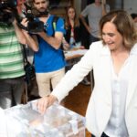 La alcaldesa y candidata a la reelección por Barcelona en Comú, Ada Colau, ejerce el derecho a voto en el Institut La Sedeta