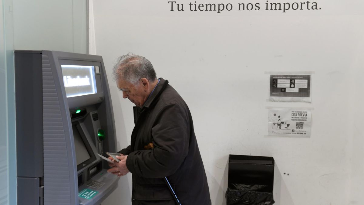 Santander, BBVA o Caixabank: ¿Quién ingresará antes la paga extra de verano a los pensionistas?