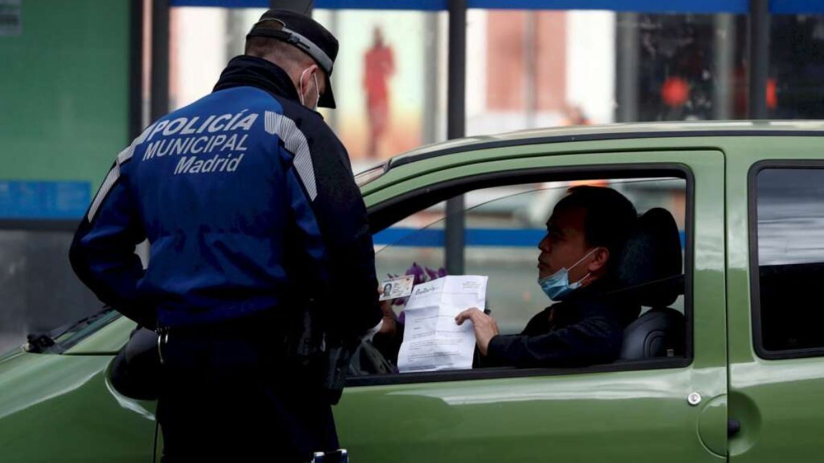 La multa de la DGT que te pueden poner por conducir sin camiseta.