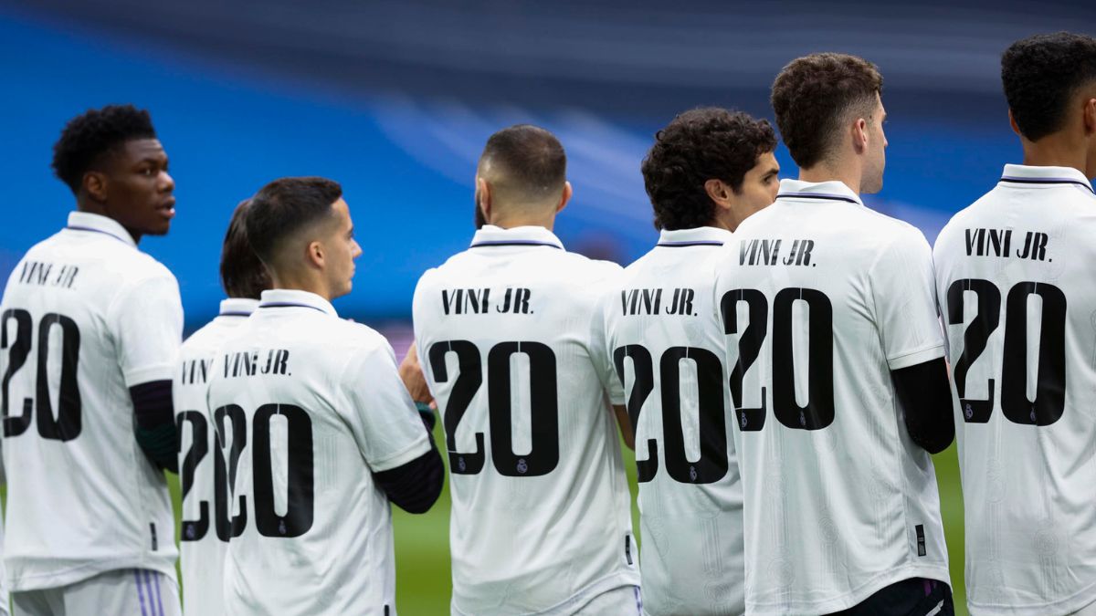Los jugadores del Real Madrid, con camisetas de su compañero Vinícius Jr.