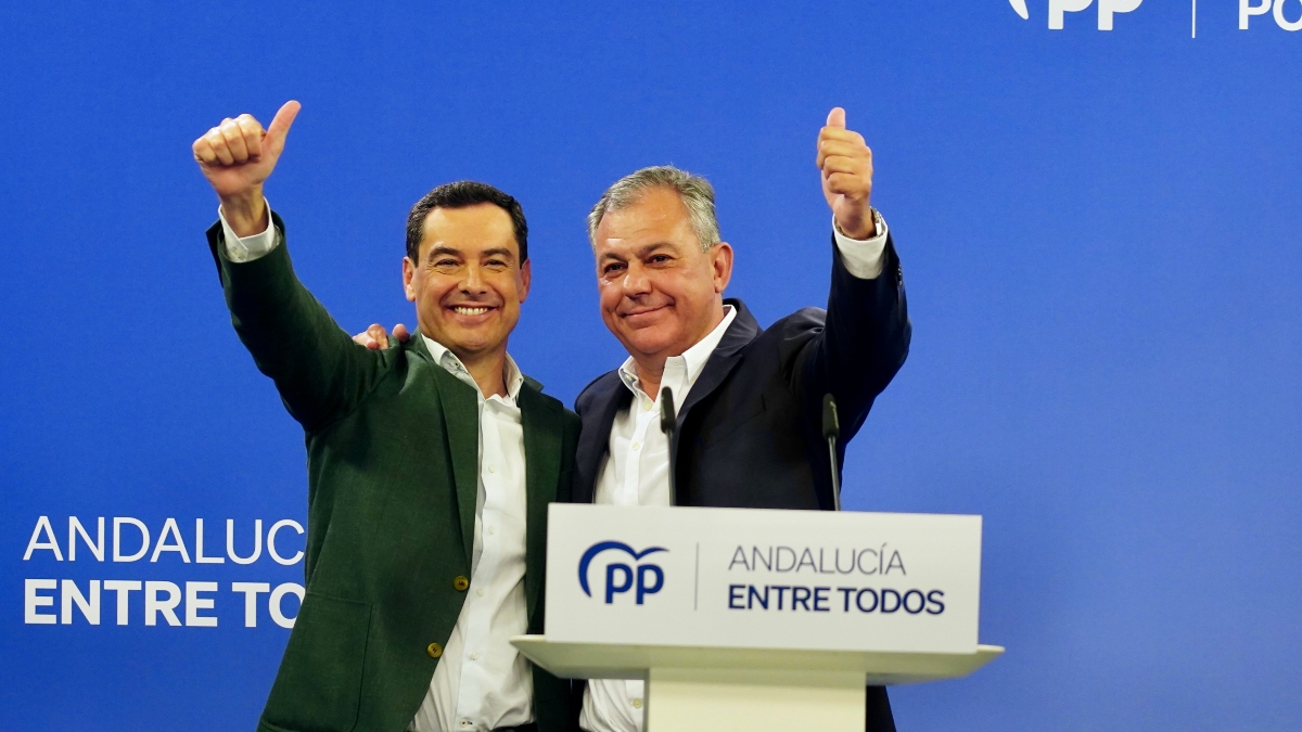 El nuevo alcalde de Sevilla por el PP, José Luis Sanz, junto a Juanma Moreno
