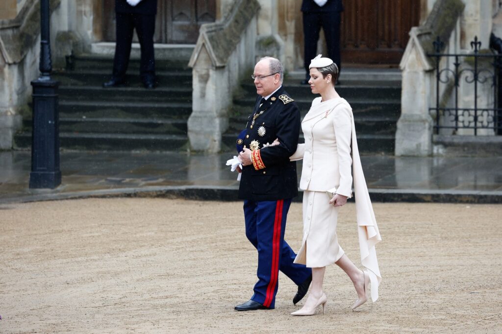El príncipe Alberto de Mónaco y su mujer Chalerne en la coronación de Carlos III